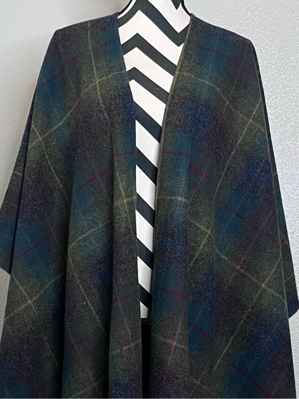 Green Grove Weavers Scotland 100% Lambswool Dark Academia Plaid Tartan Poncho - Picture 6 of 12